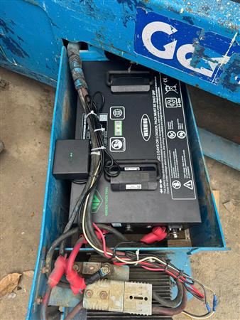 Lắp đặt pin Greentech 25230 cho xe nâng người 10-12m tại Bắc Ninh